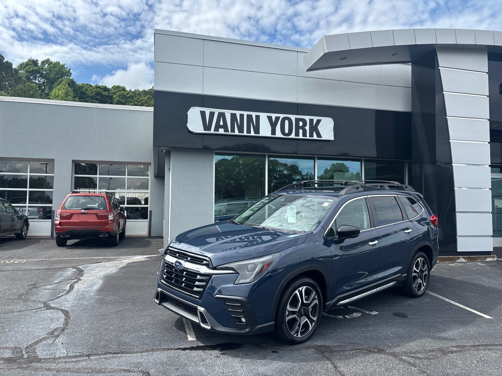 2024 Subaru Ascent Touring's photo